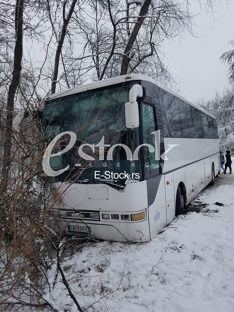 Autobus sleteo sa puta kod Banjičke šume