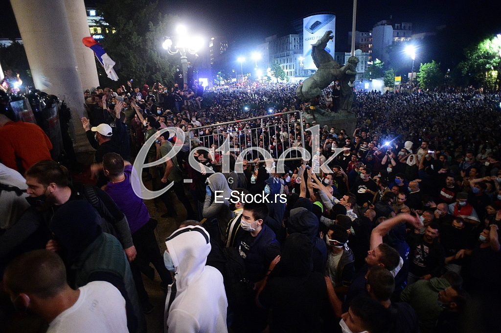 Protest ispred Skupstine Srbije Protest ispred Skupstine Srbije
