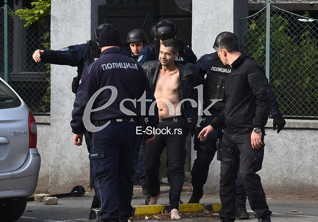 POLICIJA SPRECAVA MUSKARCA DA SKOCI SA ZGRADE