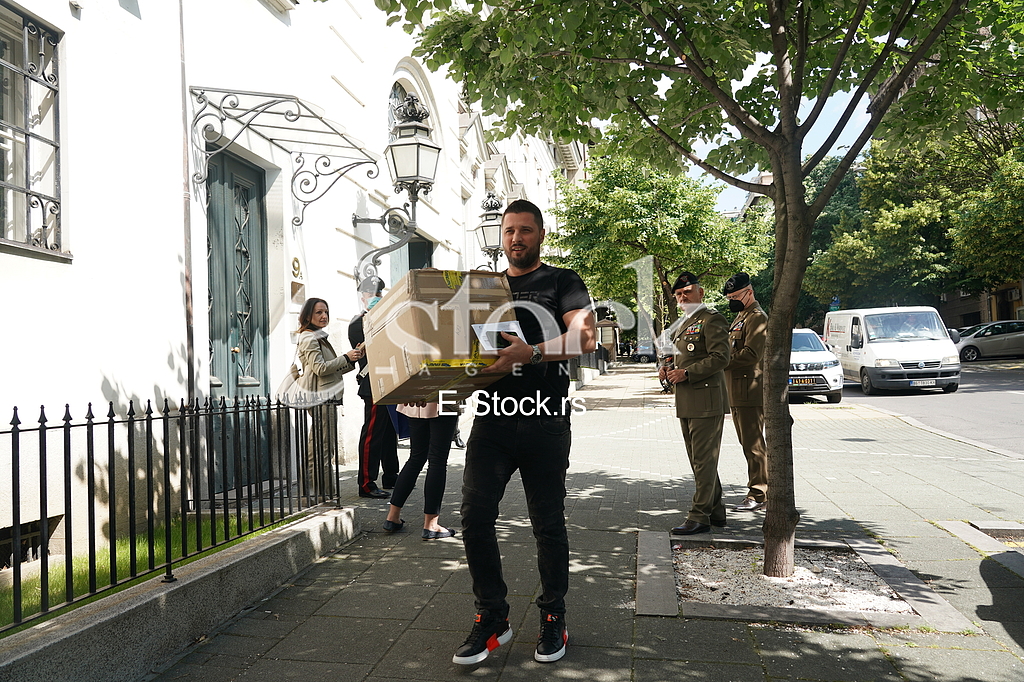 Marko Miljkovic nosi kutije
