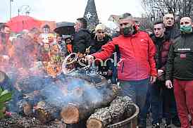 Paljenje badnjaka Crnogorska crkva
