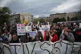 Protesters against the dictatorship gathered today, in a rather small number, in front of the Serbian Parliament, after the 