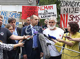 protest in front of the hospital 