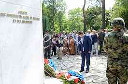 Laying a wreath at the monument to Archibald Reiss