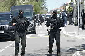 policijske snage ispred kuce Darko Saric