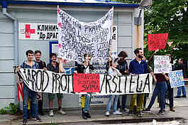 protest in front of the hospital 