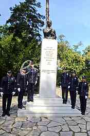 Laying a wreath at the monument to Archibald Reiss