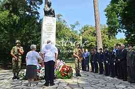 Laying a wreath at the monument to Archibald Reiss