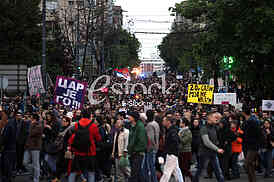 Protesters against the dictatorship gathered today, in a rather small number, in front of the Serbian Parliament, after the 