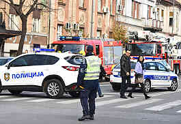POLICIJA SPRECAVA MUSKARCA DA SKOCI SA ZGRADE