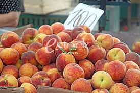 Belgrade, 14. 06.2018., Peaches on the market