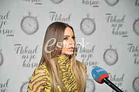 Ana Stanic u autu paparazzo