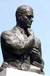 Laying a wreath at the monument to Archibald Reiss