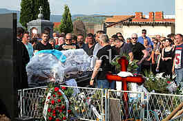 GLUMAC Bogoljub Mitic Djosa (49) sahranjen je u petak na mesnom groblju u rodnom Vlasotincu.