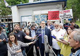 protest in front of the hospital 