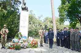 Laying a wreath at the monument to Archibald Reiss
