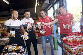 Partizan and Red Star players share chips with fans