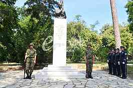 Laying a wreath at the monument to Archibald Reiss