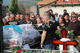 GLUMAC Bogoljub Mitic Djosa (49) sahranjen je u petak na mesnom groblju u rodnom Vlasotincu.
