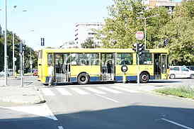 Sudar gradskog autobusa i automobila