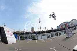 motorcycle acrobatic stunts