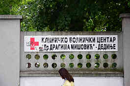 protest in front of the hospital 