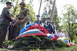 Laying a wreath at the monument to Archibald Reiss