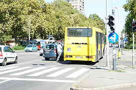Sudar gradskog autobusa i automobila