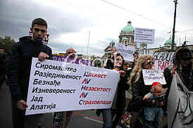 Protesters against the dictatorship gathered today, in a rather small number, in front of the Serbian Parliament, after the 