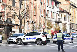 POLICIJA SPRECAVA MUSKARCA DA SKOCI SA ZGRADE