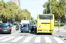 Sudar gradskog autobusa i automobila