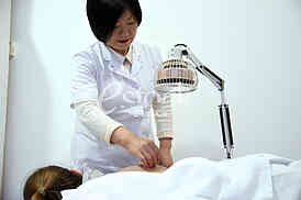 Bo Sjuhua, a doctor of traditional Chinese medicine
