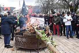 Paljenje badnjaka Crnogorska crkva