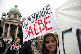 Protesters against the dictatorship gathered today, in a rather small number, in front of the Serbian Parliament, after the 