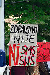protest in front of the hospital 