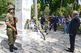 Laying a wreath at the monument to Archibald Reiss