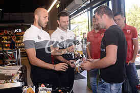 Partizan and Red Star players share chips with fans