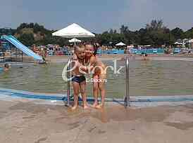 The joy and love of the Brother and Sisters at the Pool, Radost i Ljubav Brata i Sestre na Bazenu