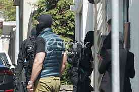 policijske snage ispred kuce Darko Saric