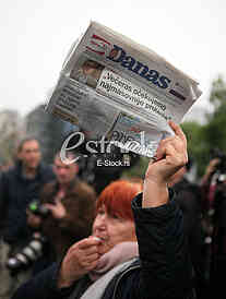 Protesters against the dictatorship gathered today, in a rather small number, in front of the Serbian Parliament, after the 