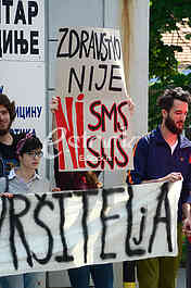 protest in front of the hospital 