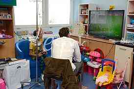 actor Milos Bikovic spending time with children at the Department of Oncology