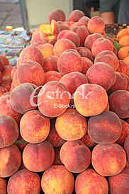 Belgrade, 14. 06.2018., Peaches on the market