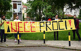 protest in front of the hospital 