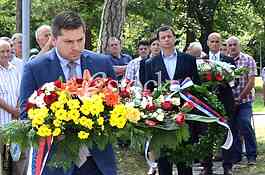 Laying a wreath at the monument to Archibald Reiss