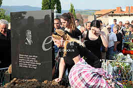 GLUMAC Bogoljub Mitic Djosa (49) sahranjen je u petak na mesnom groblju u rodnom Vlasotincu.