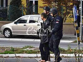 POLICIJA SPRECAVA MUSKARCA DA SKOCI SA ZGRADE