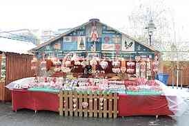 Novogodišnji ukrasi, pozorišne predstave, čajevi i drugi topli napici i generalno jedna praznična atmosfera, do prvog februara će krasiti Trg republike kao postavka Trga otvorenog srca.