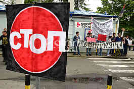protest in front of the hospital 