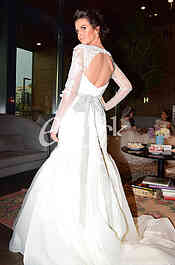 promotion of wedding dress in restaurant Savanova